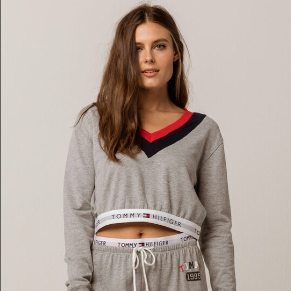 Tommy Hilfiger crop hoodie!!